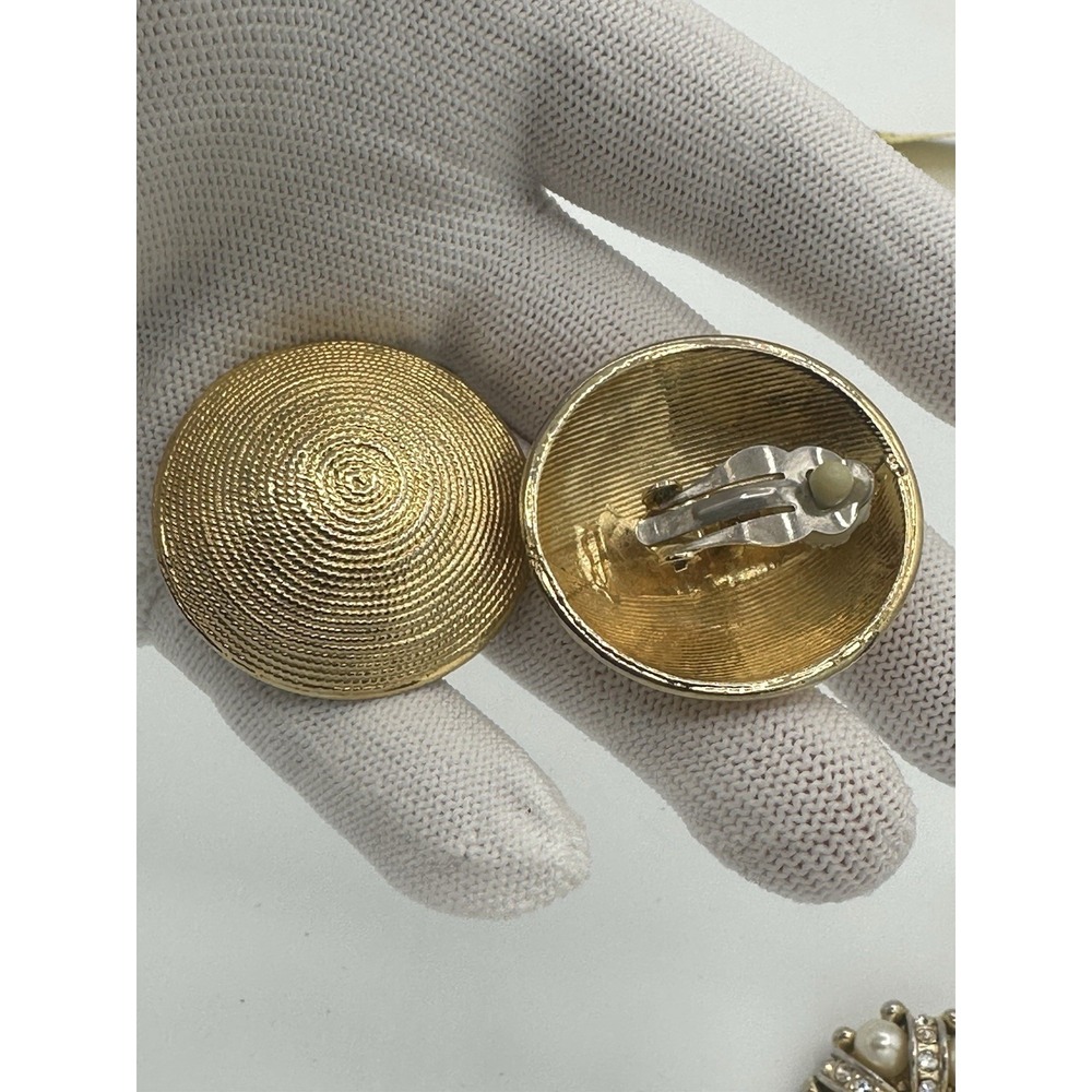 Vintage Spiral Textured Large Round Gold Tone Clip On Earrings - Picture 2 of 5
